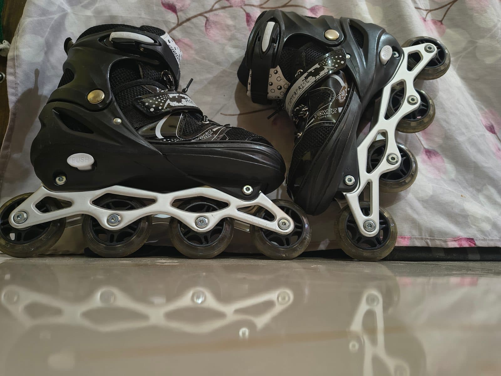 Skating shoes adjustable size